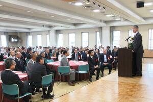 自身の後援会総会であいさつする桜井雅浩・柏崎市長=5月11日、柏崎市産業文化会館