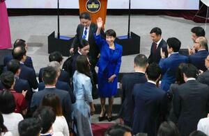 　演説前、拍手に応える高市首相（中央）＝２日、ハノイ（共同）