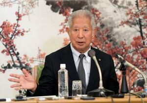 皇族数確保策に関する全体会議終了後、記者会見する森衆院議長=15日午後、衆院議長公邸