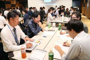 中小企業の経営者らが意見を交わし合った交流会=長岡市大手通1