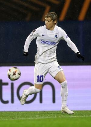 ディナモ・ザグレブ戦でプレーするゲンクの伊東=ザグレブ(共同)