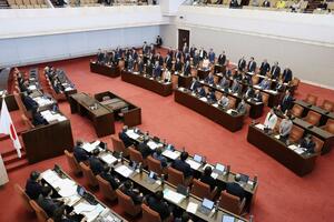 県議会9月定例会最終日の本会議=21日、新潟市中央区