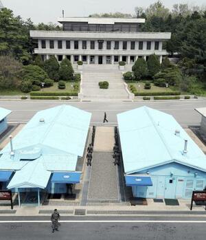 南北軍事境界線がある板門店。手前が韓国側、奥が北朝鮮側=2018年4月(韓国共同写真記者団・共同)
