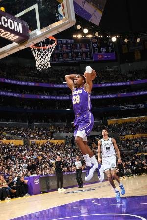 ネッツ戦でダンクシュートを狙うレーカーズの八村=ロサンゼルス(NBAE・ゲッティ=共同)