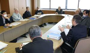 意見を交わす越路地域の区長らと、こしじコミュニティ推進会議、越路支所の職員=3月、長岡市浦