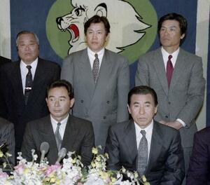 新監督の東尾修さん（前列左）ら西武の１９９５年のスタッフ。総合コーチの毒島章一さん（前列右）、守備走塁コーチの伊原春樹さん（後列右端）、打撃コーチの谷沢健一さん（後列中央）は、いずれも東尾さんより年齢が上だった＝所沢市