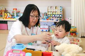 　「こども誰でも通園制度」で、保育士と一緒におもちゃで遊ぶ子ども＝１１月、千葉県松戸市の「新松戸南部保育所」