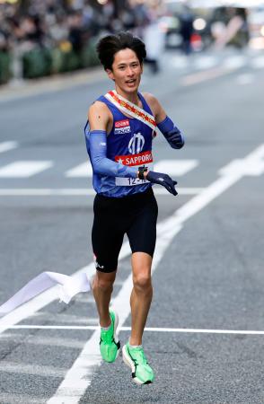 3位でゴールする順天堂大の山本悠=東京・大手町