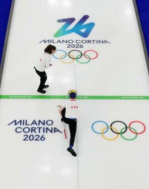 　スウェーデン戦でストーンを投じる英国組＝６日、コルティナダンペッツォ（ロイター＝共同）