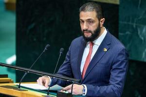 国連総会で演説するシリアのシャラア暫定大統領=24日、ニューヨーク(タス=共同)