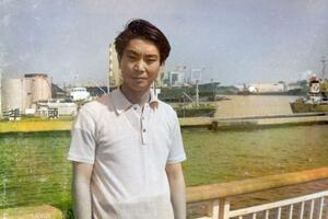 旅先で写真に収まる大沢孝司さん=1970年、撮影場所不明