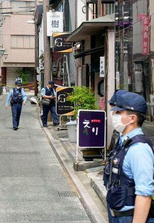 ガールズバーで女性2人が刺される事件があった、繁華街の現場付近=6日午前9時51分、浜松市中央区