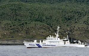 沖縄県・尖閣諸島の魚釣島周辺を航行する海上保安庁の巡視船=2024年