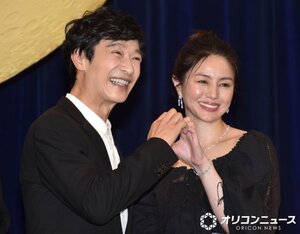 仲良くハートマークを披露した(左から)堺雅人、井川遥 (C)ORICON NewS inc.