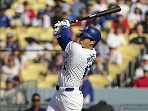 レッドソックス戦の5回、30号ソロを放つドジャース・大谷。4年連続で30本塁打に到達した=ロサンゼルス(共同)
