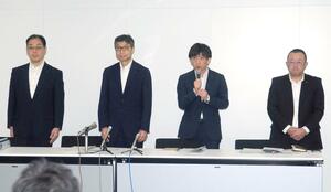 会見に臨む東京電力の福田俊彦原子力・立地本部長(中央左)、柿澤幸彦新潟本社代表(同右)ら=24日、新潟市中央区