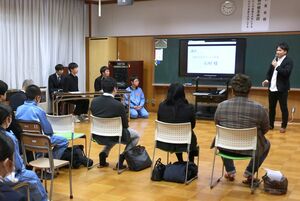 北条中学校の生徒が地区の魅力を伝えるために作ったCMの発表会=柏崎市北条