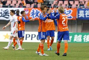 新潟-名古屋 ホーム開幕戦を白星で飾り、喜ぶMF長谷川元(中央左)ら=デンカビッグスワン