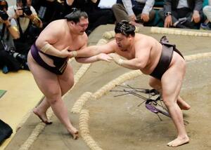 霧島(右)が寄り切りで王鵬を下す=両国国技館