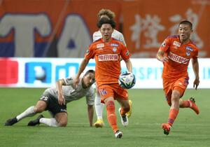 新潟-神戸 前半、ボールを追うMF三戸(左)、小見=デンカビッグスワン