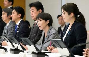 人工知能戦略本部の会合であいさつする高市首相(手前から2人目)=19日午前、首相官邸