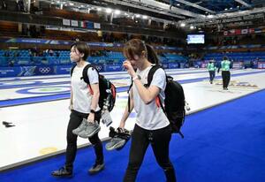　イタリアに敗れ、引き揚げる小野寺（左）と小林。１次リーグ敗退が決まった＝コルティナダンペッツォ（共同）