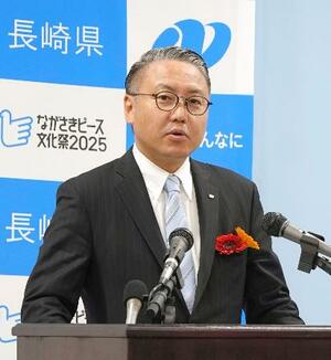 定例記者会見をする長崎県の大石賢吾知事=17日午後、長崎県庁