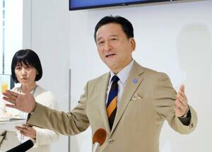 　国交省の水嶋智事務次官との会談後、取材に応じる佐賀県の山口祥義知事＝２９日午後、佐賀空港