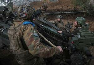 ロシア兵を攻撃するための準備をするウクライナ軍の兵士ら=9日、ウクライナ東部ドネツク州(ロイター=共同)