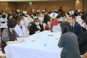 住民の支援策について多分野の専門職らが意見を交わしたワークショップ=新潟市中央区万代1