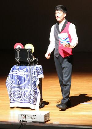 保育研修会で手品を披露する大友剛さん=上越市のリージョンプラザ上越