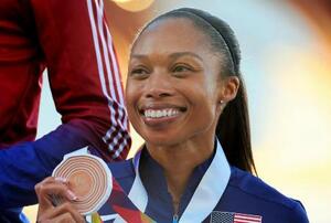 銅メダルを手にする米国のアリソン・フェリックス＝２０２２年７月、ユージン（共同）