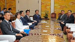 トランプ米政権の高関税政策を巡る日米交渉について、与野党党首会談に臨む石破首相(右から2人目)、立憲民主党の野田代表(同3人目)ら=12日午後、国会