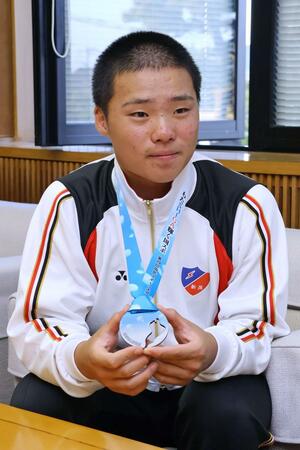 国スポでのケイリン準優勝を報告する水谷悠平さん＝弥彦村役場