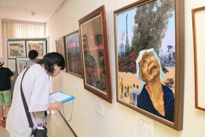 長岡空襲の体験者が描いた絵の展示=長岡市城内町2