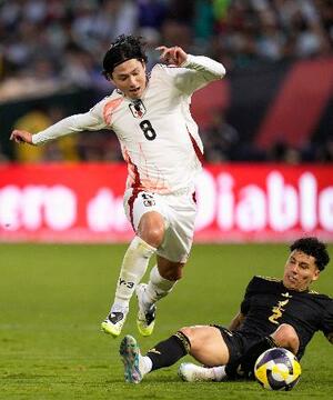 日本―メキシコ 前半、競り合う南野(8)=オークランド(共同)