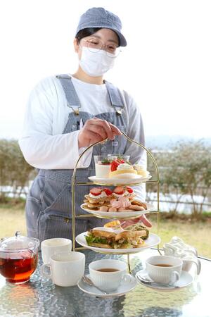 越後姫を使用した生菓子や、桜味の焼き菓子が並ぶ、春のイチゴのアフタヌーンティー＝１日、刈羽村刈羽の加勢牧場刈羽店（ぴあパークとうりんぼ内）