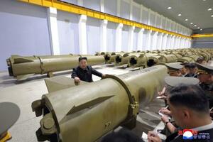 軍需工場を視察する北朝鮮の金正恩朝鮮労働党総書記(奥)=6日(朝鮮中央通信=共同)
