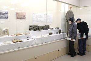村松陸軍少年通信兵学校で使われた無線機など資料が並ぶ「村松と戦争の記憶展」=五泉市村松乙