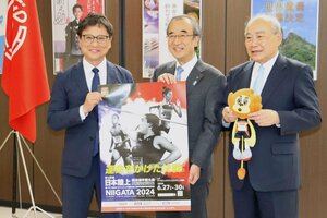 陸上の日本選手権をＰＲする日本陸上競技連盟の田﨑博道専務理事（左）、花角英世知事（中央）、新潟陸上競技協会の大橋誠五会長＝６月４日、県庁