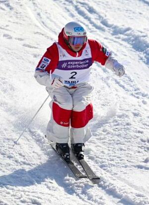 男子デュアルモーグル決勝 コブを攻める堀島行真=たいらスキー場