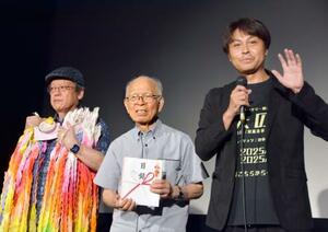 俳優の寿大聡さん(右)らから寄付金を受け取った高良政勝さん(中央)=19日午後、那覇市