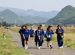 しりとりをしながら歩く本丸中の生徒たち=新発田市下内竹(しもないだけ)