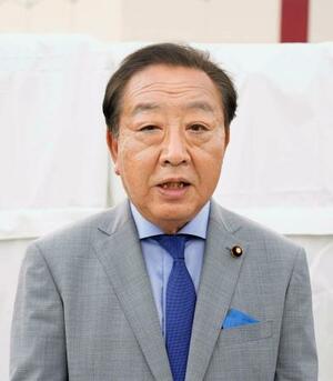 遊説先の群馬県伊勢崎市で記者団の取材に応じる立憲民主党の野田代表=7日午後
