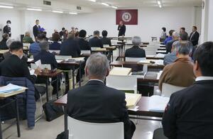 定数２２に対し、２３陣営が出席した三条市議選の立候補予定者説明会＝三条市役所