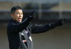 練習中、選手に指示を出す松橋力蔵監督