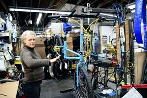 　高関税の影響を説明する自転車メーカー「バイク・フライデー」のハナ・ショルツさん＝２０２５年１２月、米オレゴン州ユージーン（共同）