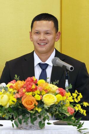 阪神と仮契約を結んだ能登嵩都＝新潟市中央区