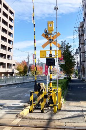 名古屋鉄道などが実証実験を行う予定の踏切=愛知県半田市(同社提供)