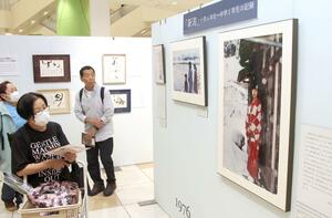 あさがおの会が開いた写真展＝２０２４年９月、東京都足立区